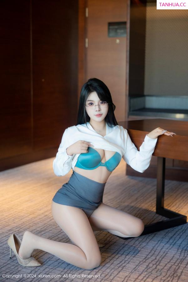   [XiuRen]高清写真图 2024.08.09 No.8989 麦田 丝袜美腿第16张图片